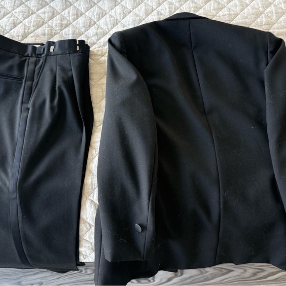 Elegant Black Tuxedo Suit - Picture 2 of 8